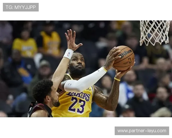 詹姆斯赛季复出首战表现亮眼 湖人险胜开拓者迎来三连胜